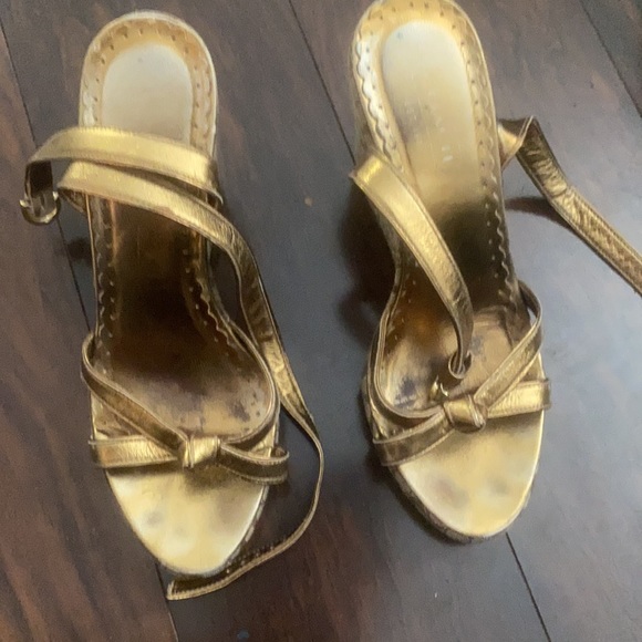 Brown and brushed bronze coach wedge style sandal - Picture 2 of 4